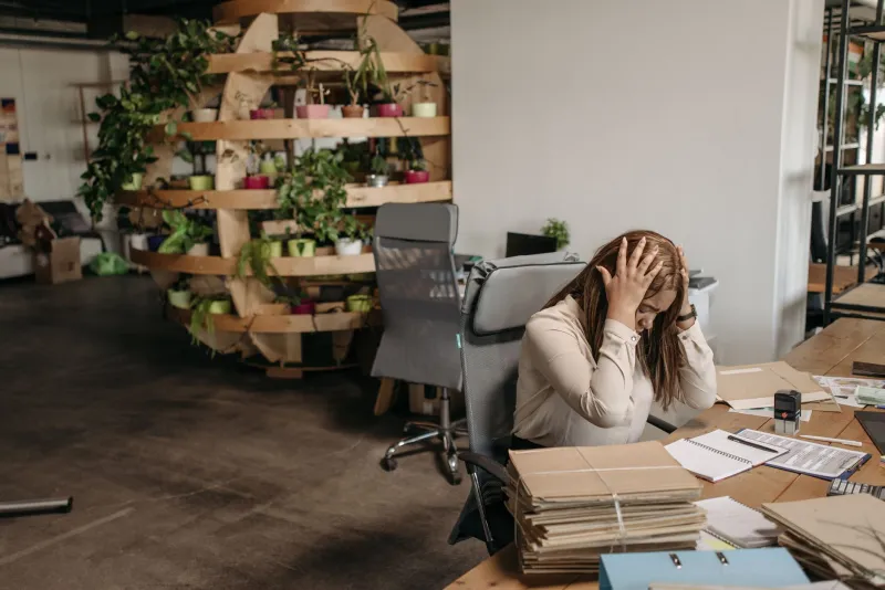 Hacer más, sentir menos: la trampa silenciosa de la productividad sin fin